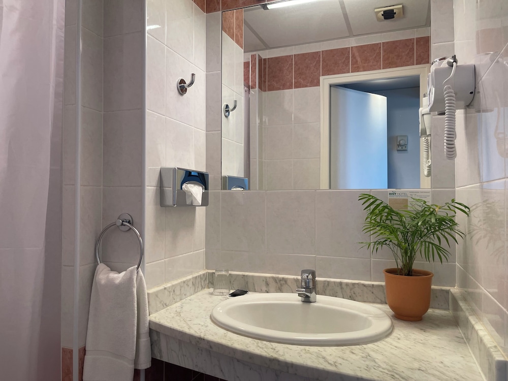 Brit Hotel Acacias 68/69