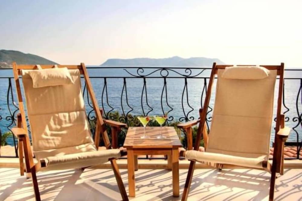 Nur Beach Hotel 3/41