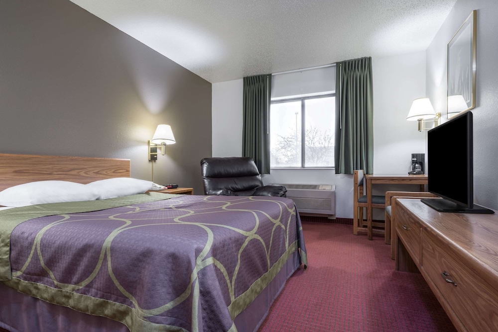 Super 8 by Wyndham Fond Du Lac 9/20