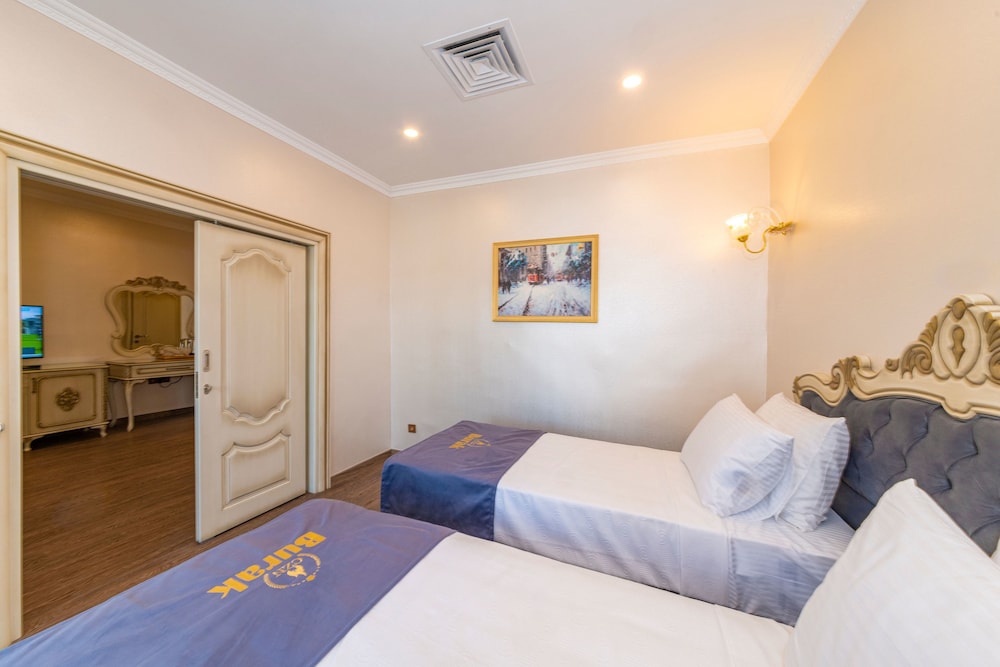 CZN Burak Hotel 12/74