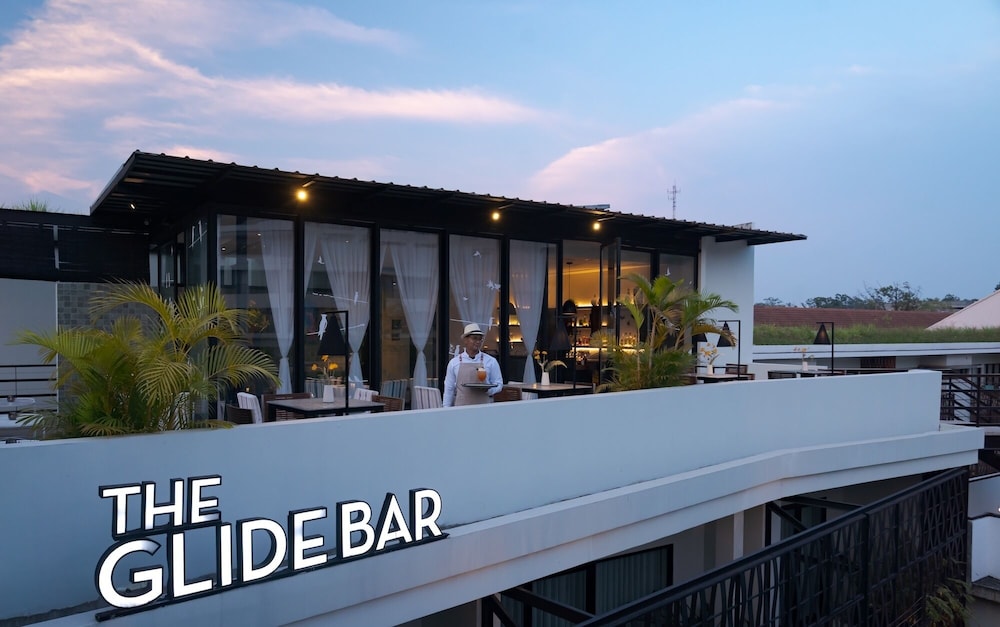 The Aviary Hotel 2/50