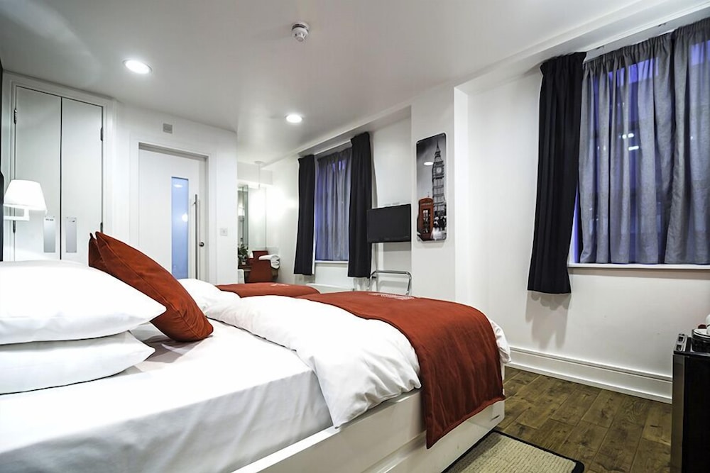 The Whitechapel Hotel 15/50