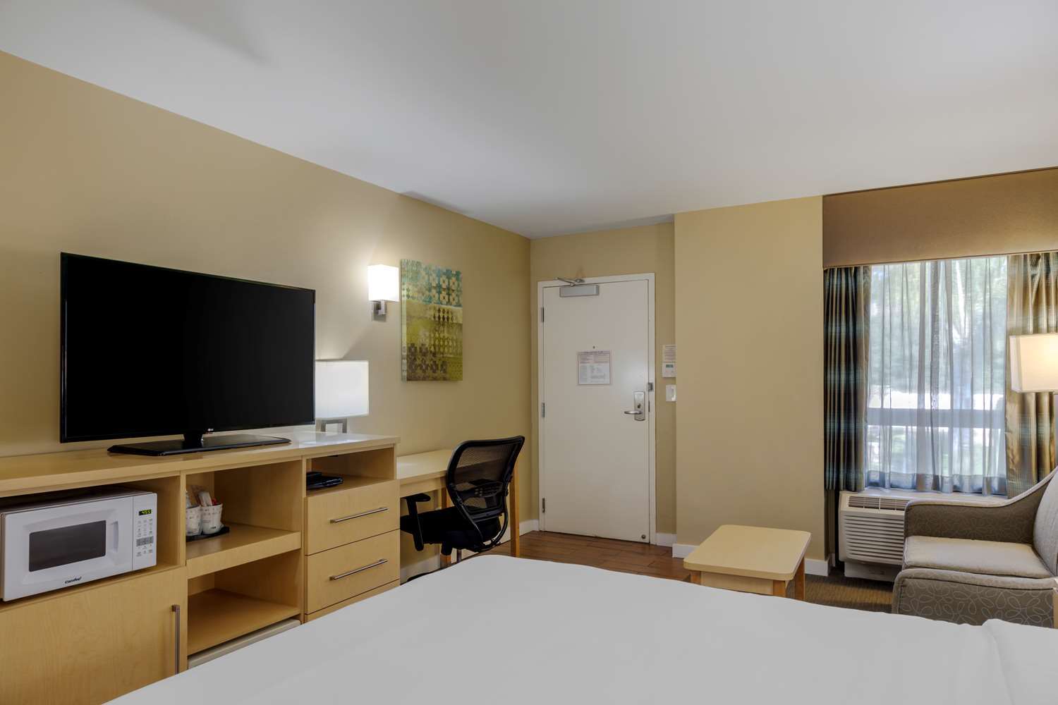 غرفة بسرير كينج بإطلالة على الفناء، Best Western Plus South Coast Inn 7/9