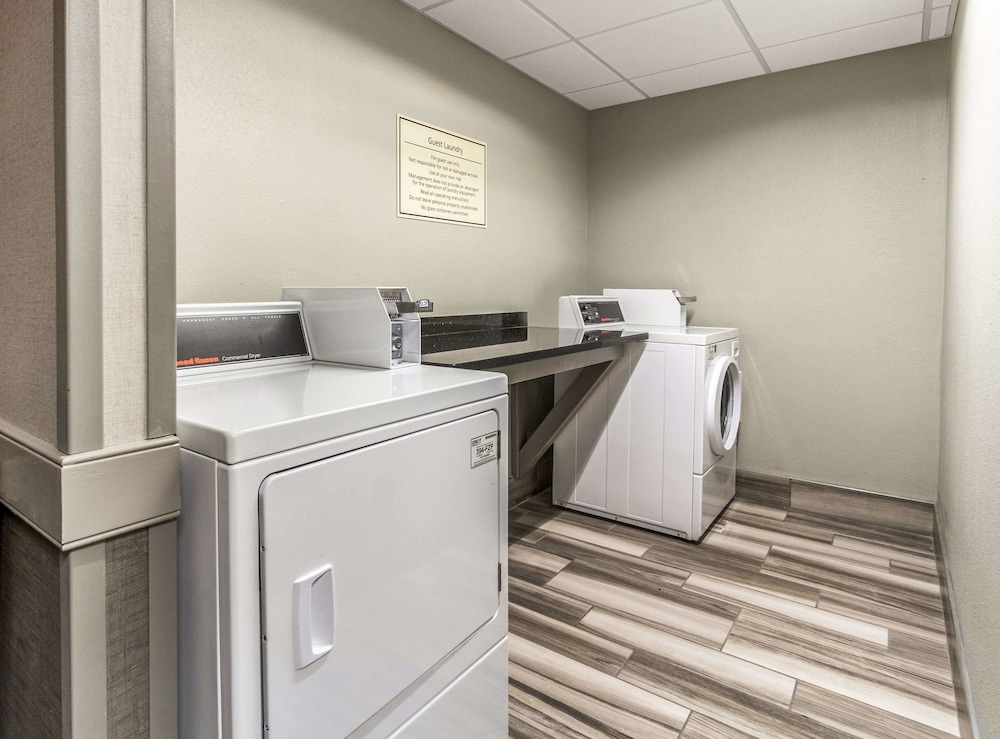 La Quinta Inn & Suites by Wyndham Cleveland - Airport North 37/44