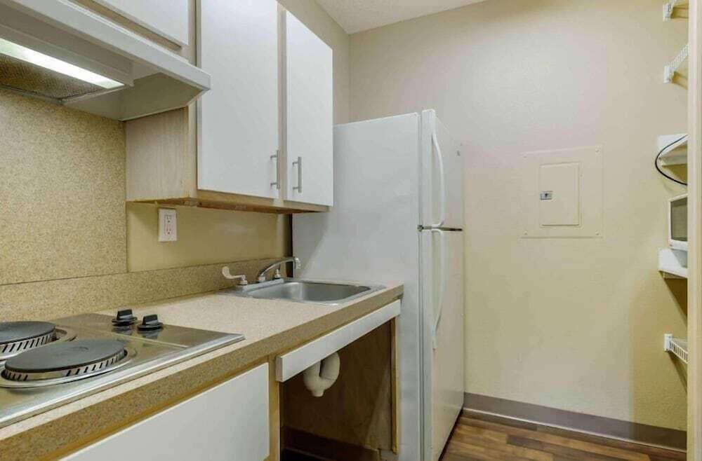 Suburban Studios Irving - Las Colinas 63/70