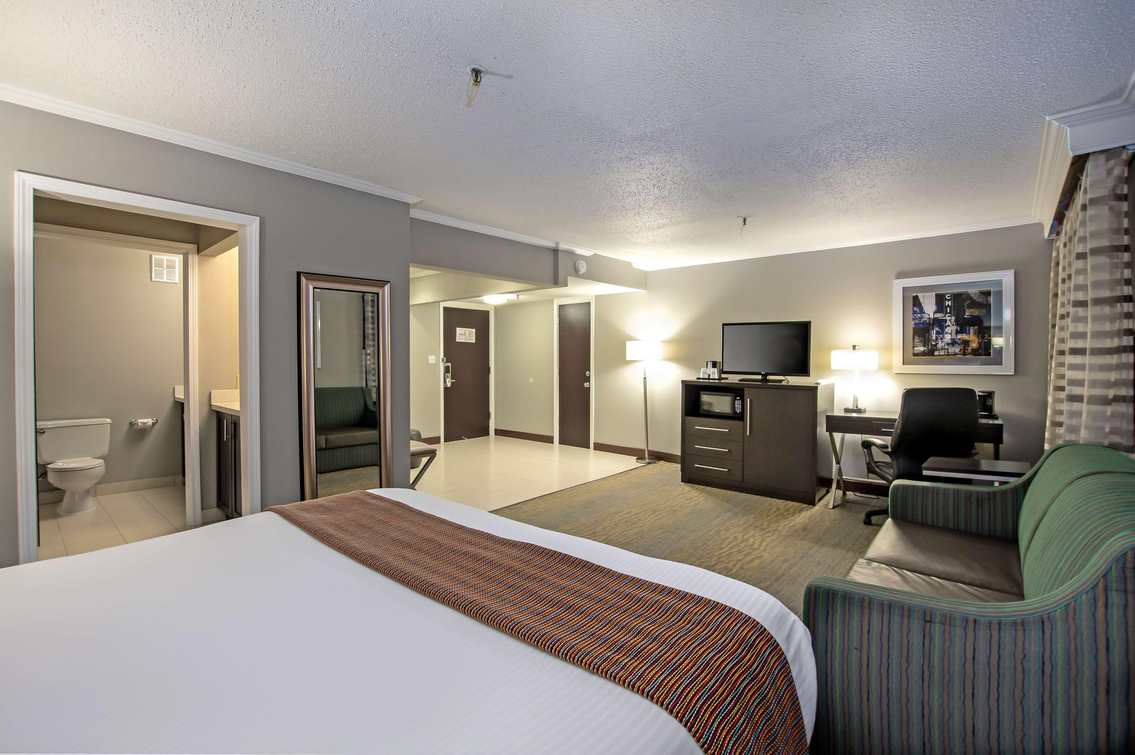 جناح، Best Western at O Hare 2/3