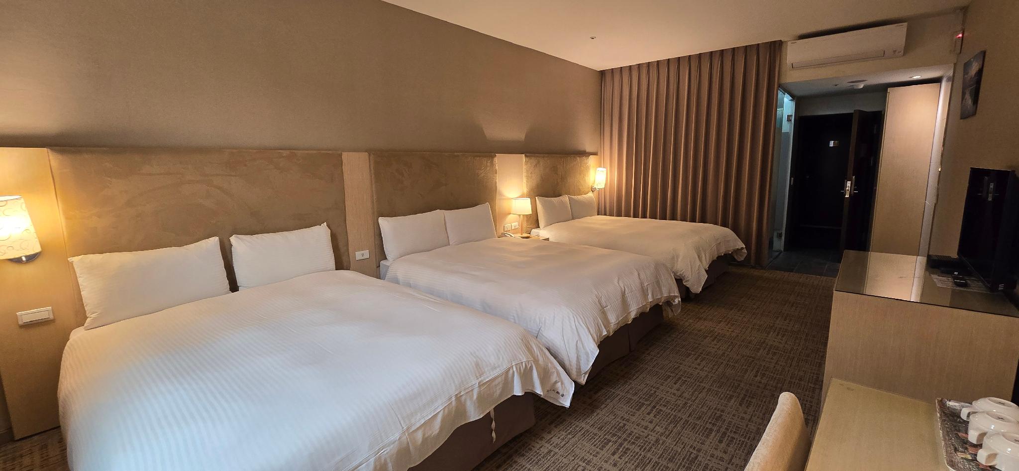 Room, 3 Double Beds, No Window, Low Floor