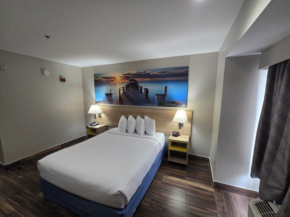 غرفة بسرير كوين، Days Inn And Suites By Wyndham Tampa Raymond James Stadium 2/10