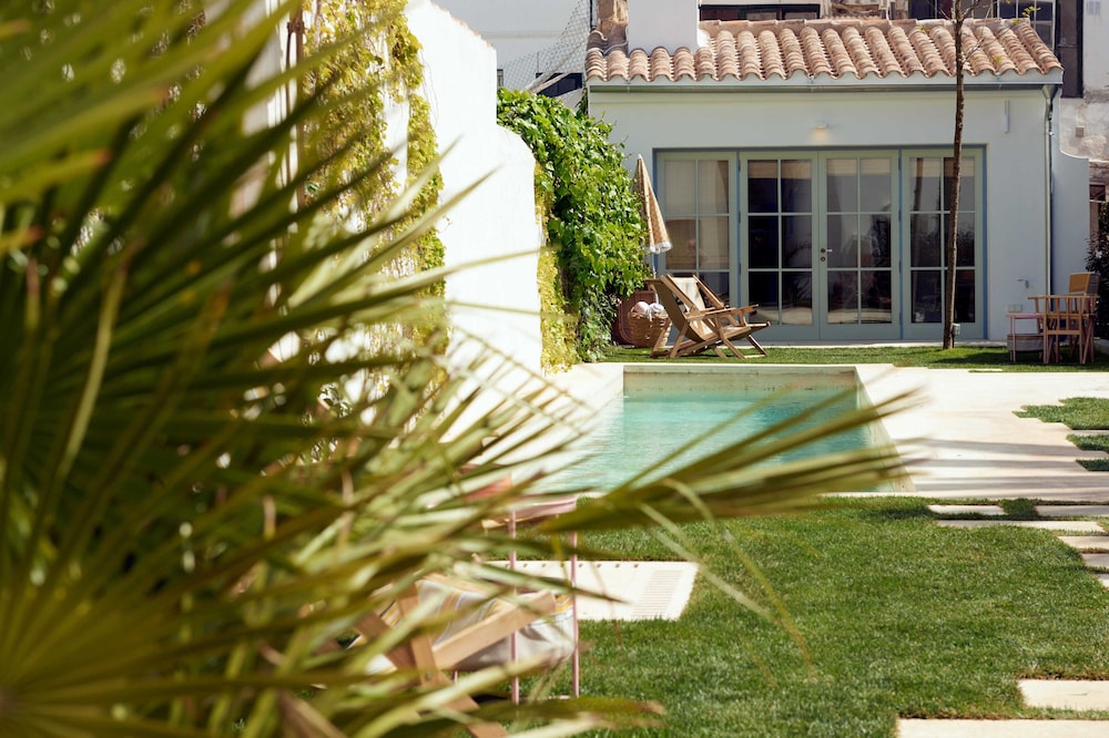 Cristine Bedfor Mahon Boutique Hotel 52/60