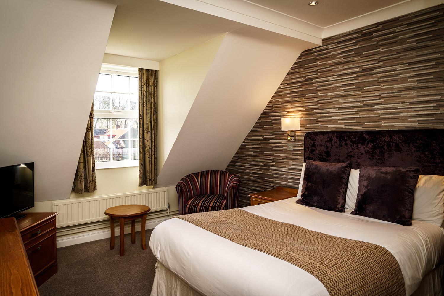Club, Double Bed