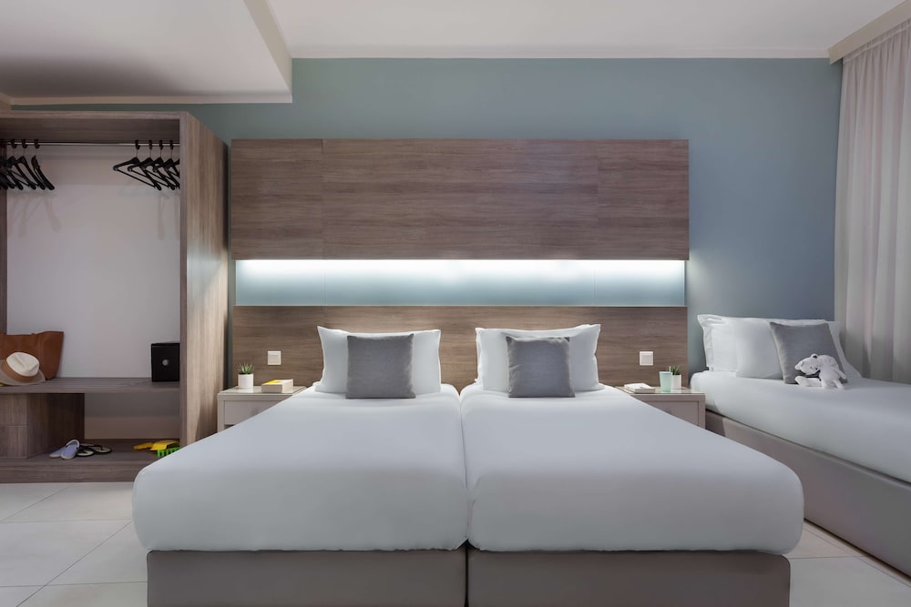 115 The Strand Hotel And Suites 9/49