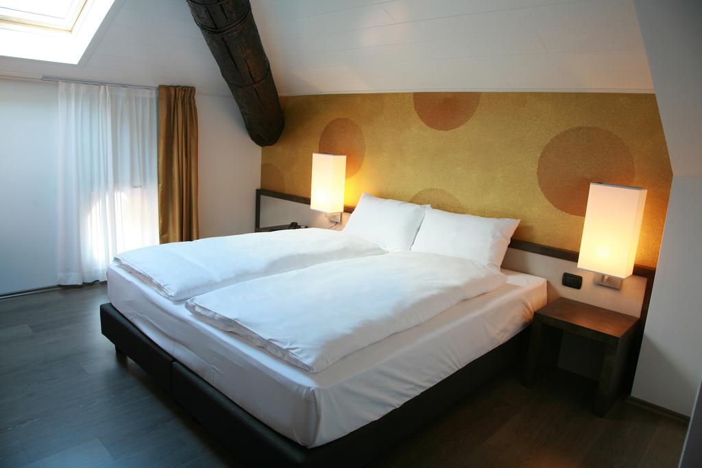 غرفة بسرير مزدوج