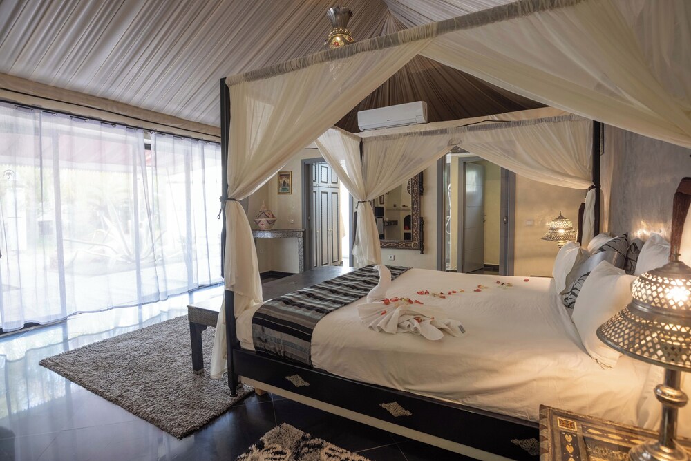 Lodge, King Bed, 2 Sofa