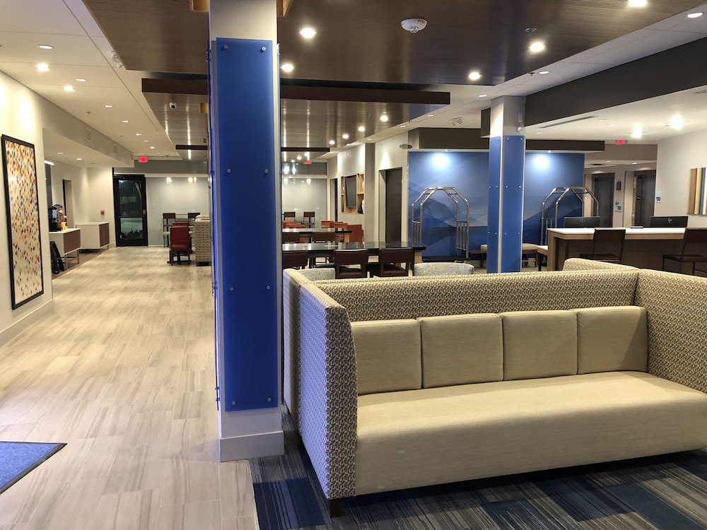 Holiday Inn Express Suites Racine 11/63