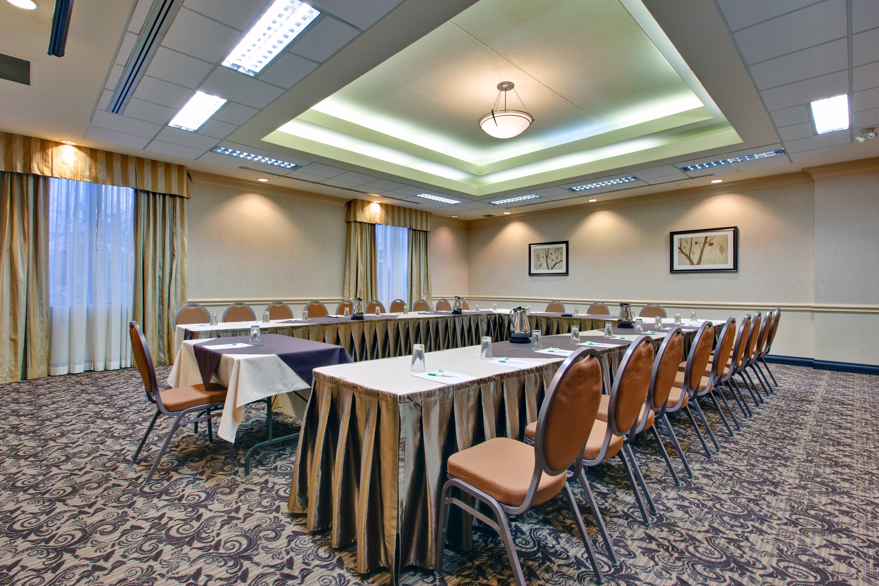 Holiday Inn Suites Windsor Ambassador Bridge 57/72
