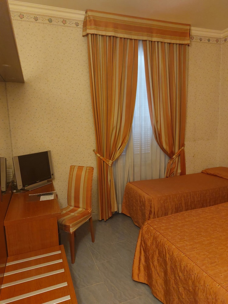 Hotel Dina 44/53