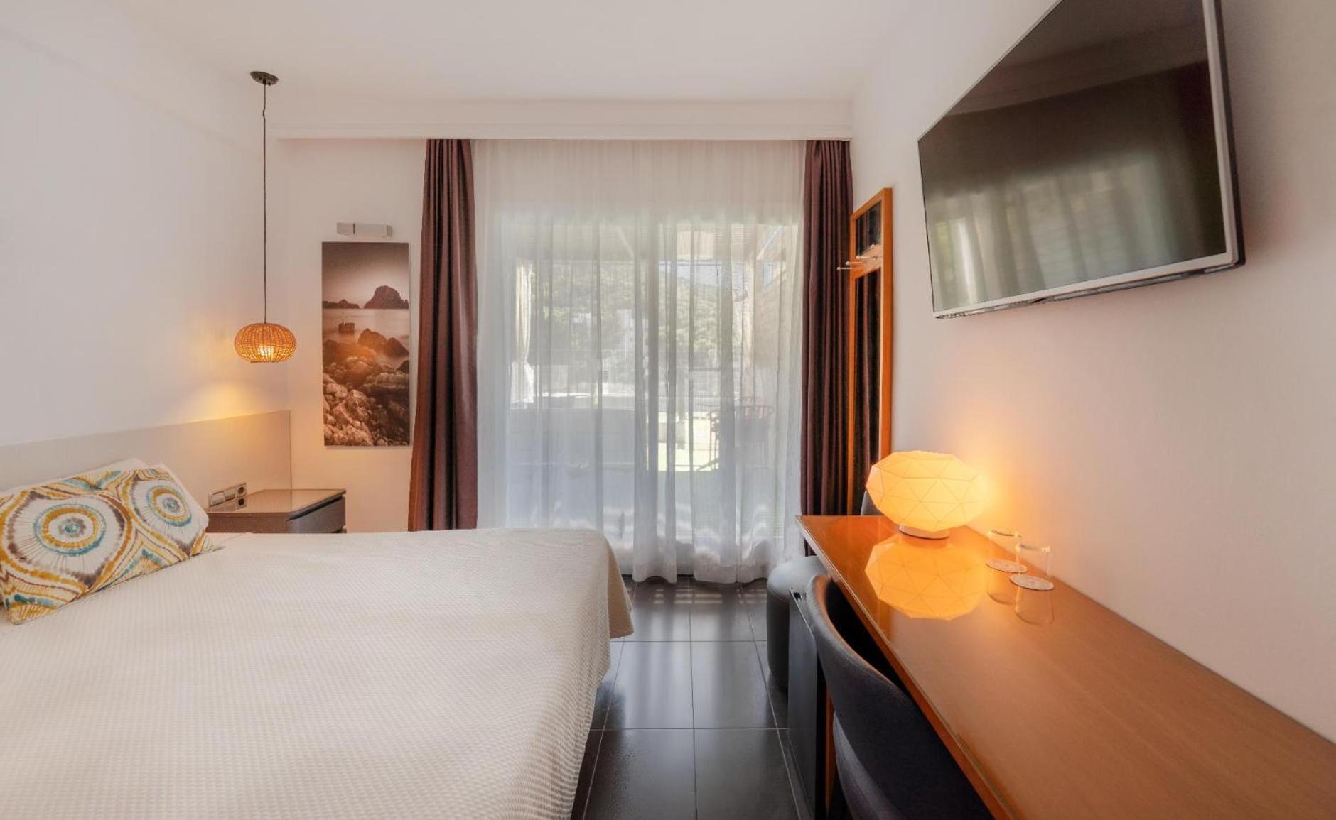 غرفة ديلوكس بسرير مزدوج بشرفة بجاكوزي، Palladium Hotel Cala Llonga - Adults Only 3/7