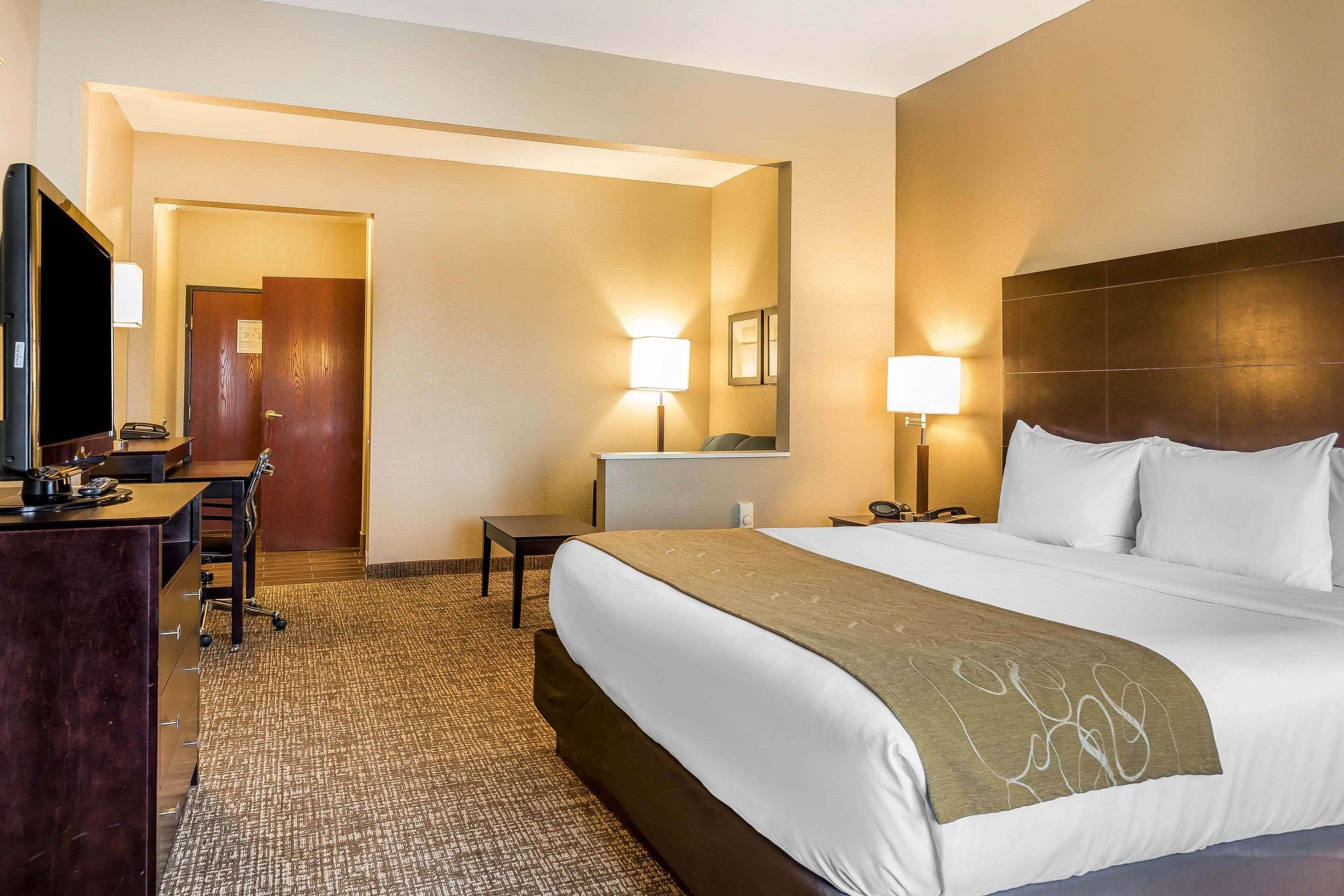 SUITE, QUEEN BED, ACCESSIBLE