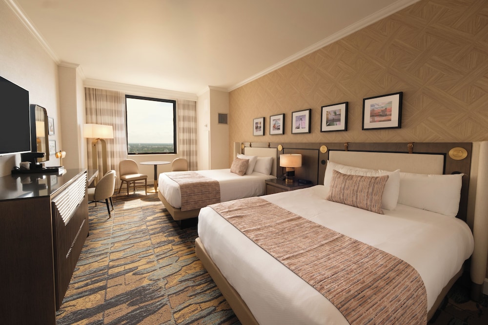 DELUXE, 2 QUEEN BEDS, SMOKING
