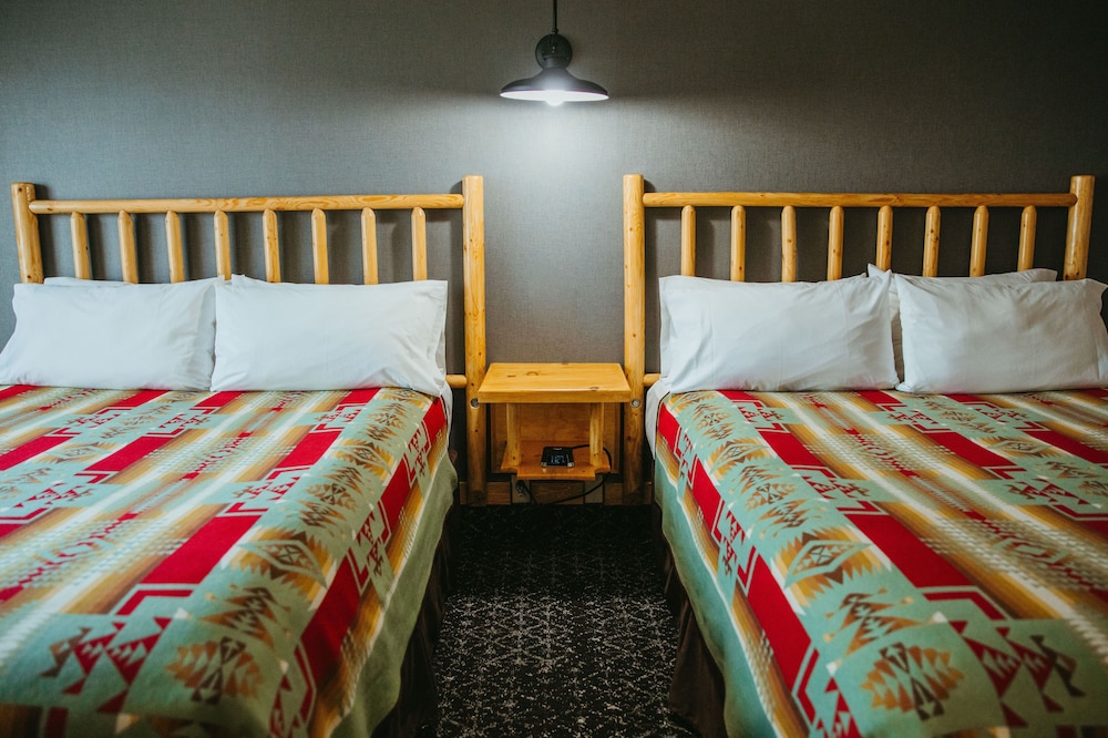 STANDARD, 2 QUEEN BEDS