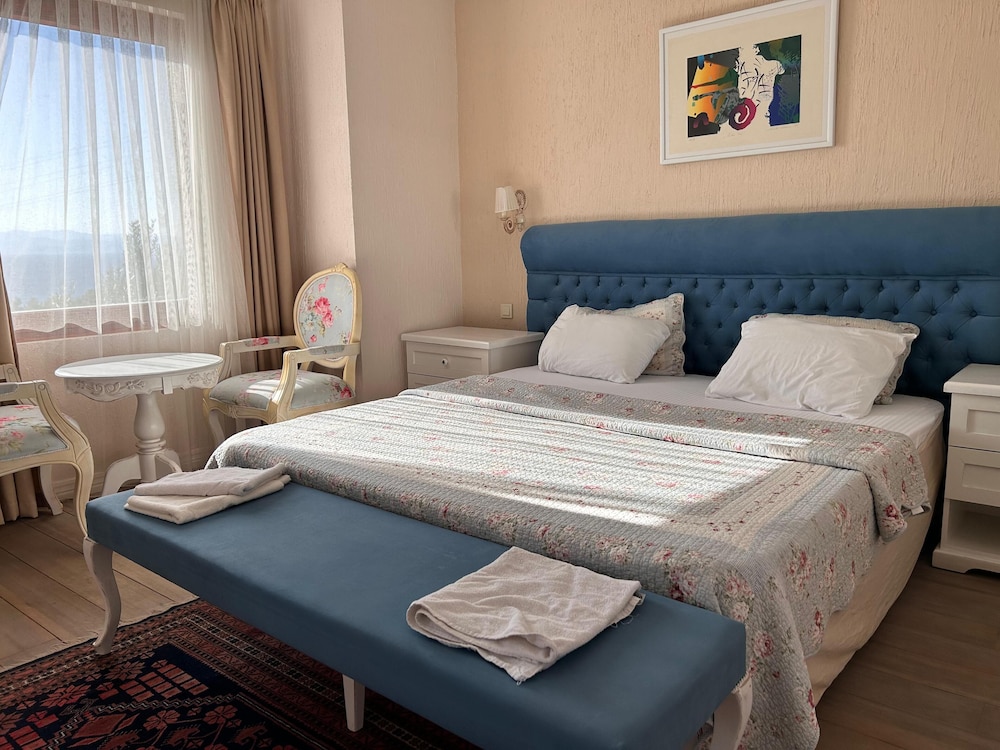 Aeneas Hotel 10/50