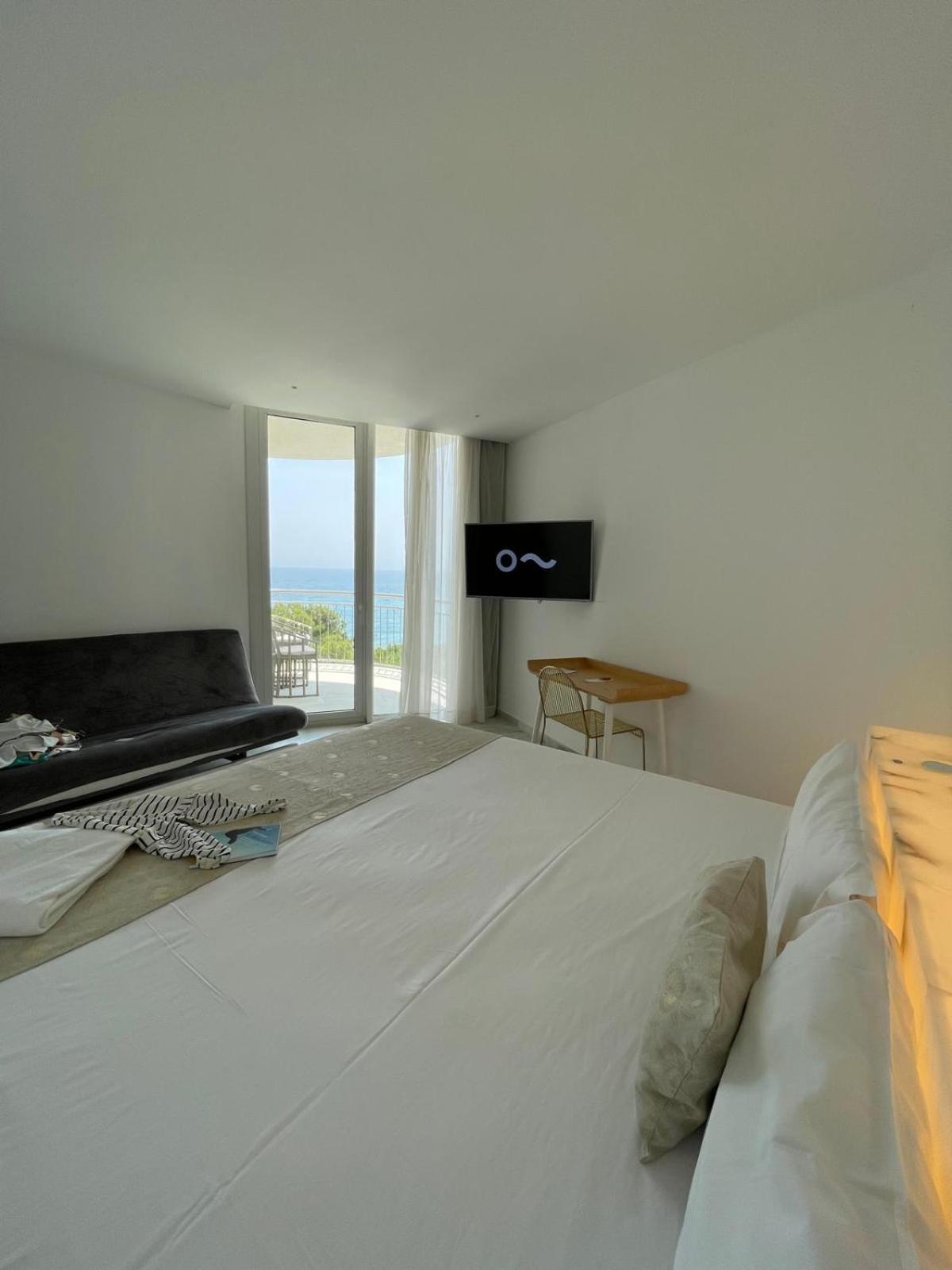 Superior, Double Bed, Lateral Side Sea View, Balcony