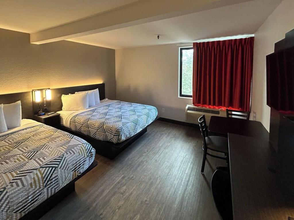 2 Queen Beds Non-Smoking, Kitchen