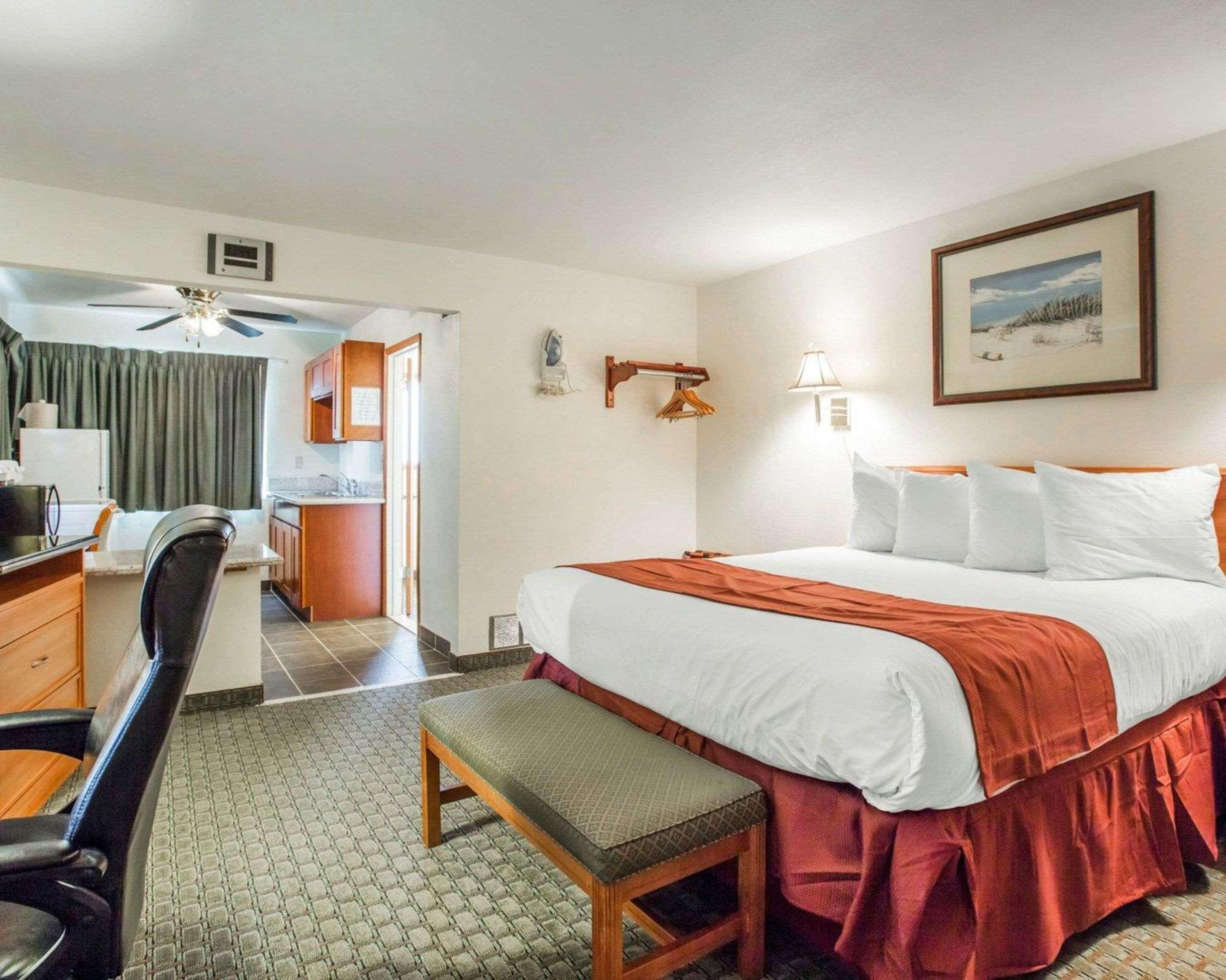 Efficiency, Queen Bed