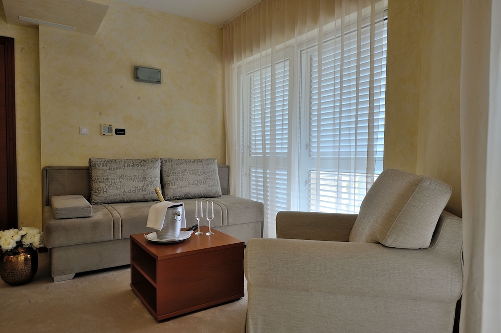 Hotel Antica 24/50