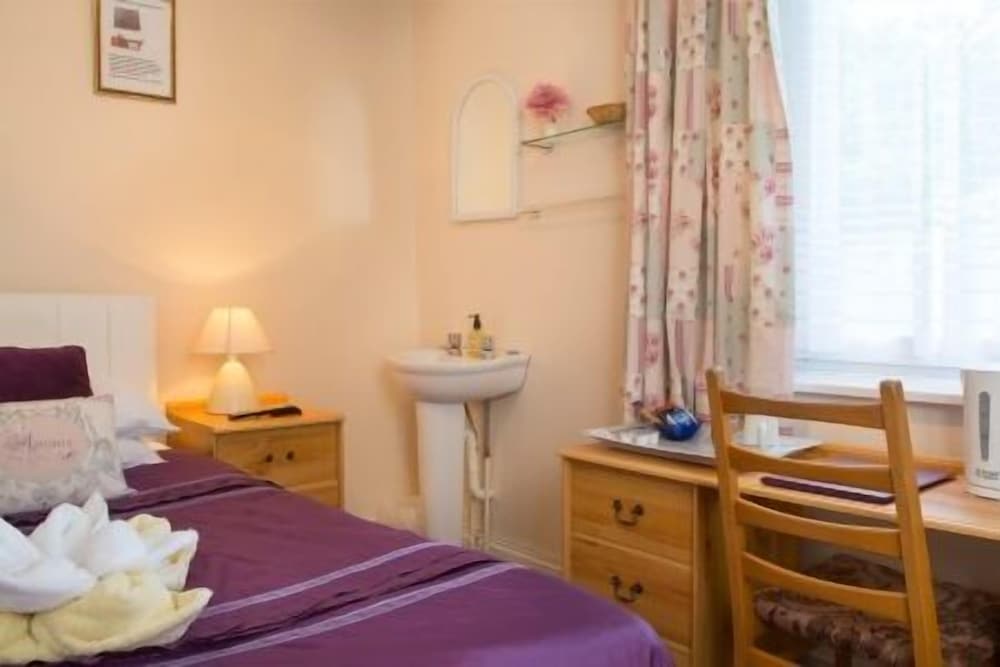 The Firs Guest House 12/45