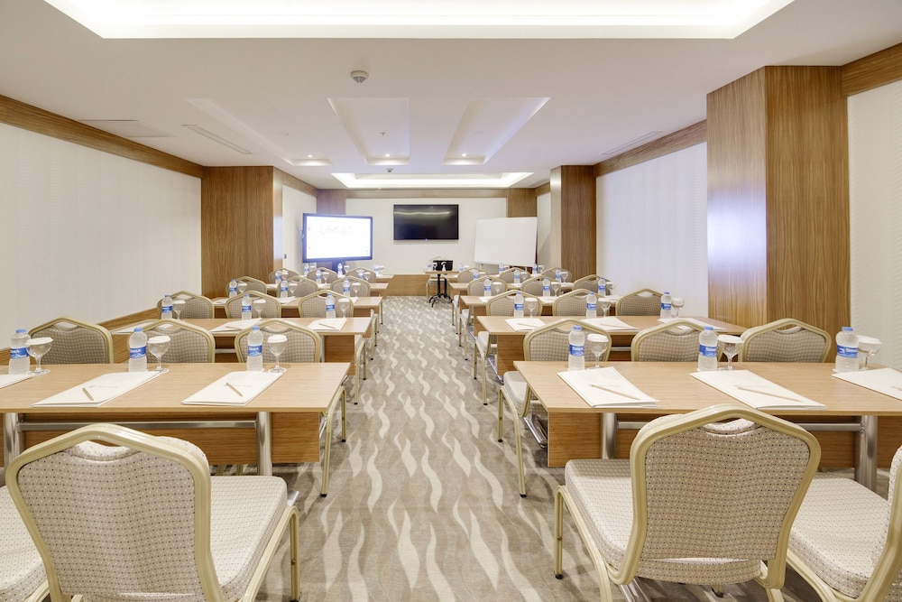 LAMEC HOTEL BUSINESS 27/32