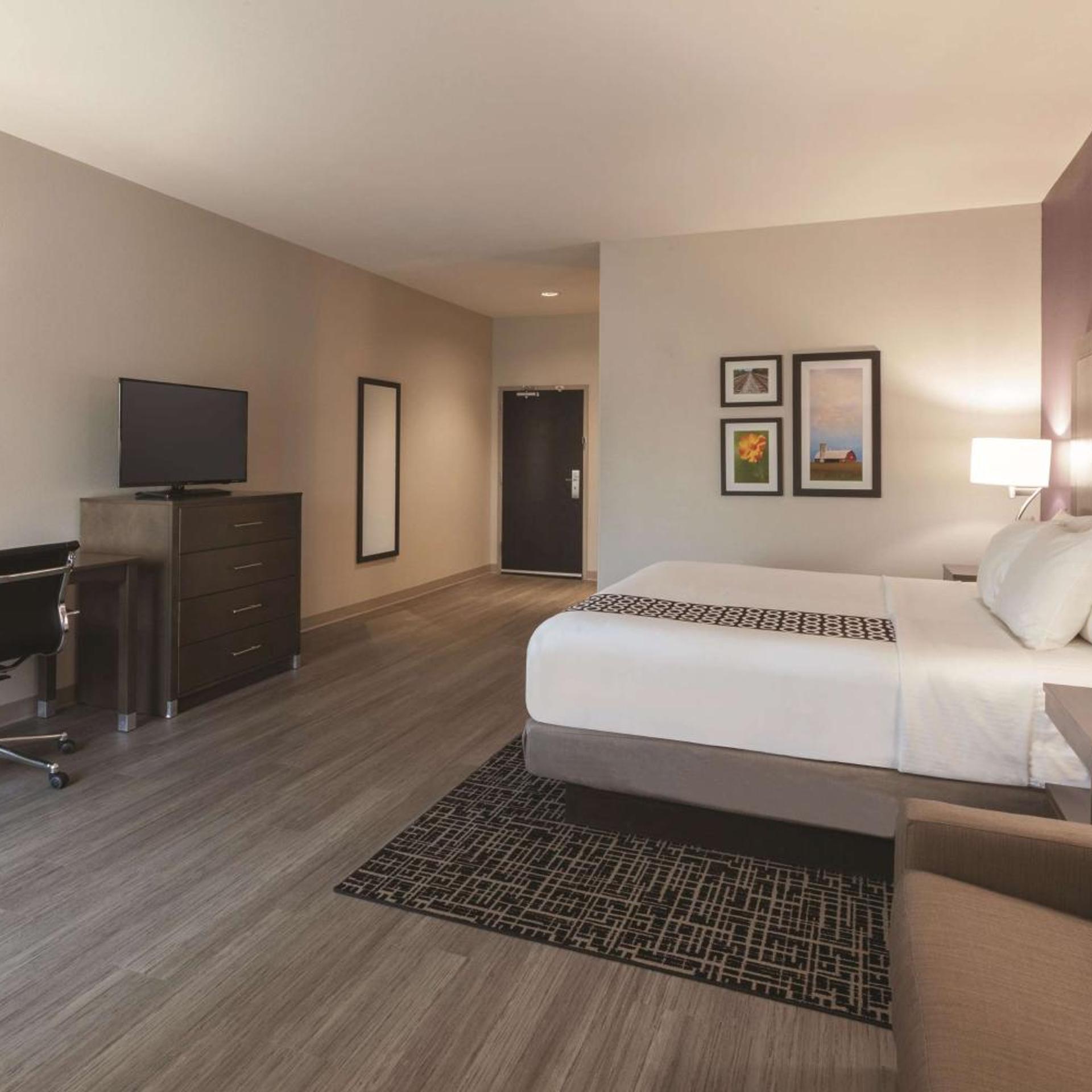 غرفة بسرير كينج مع أريكة، La Quinta Inn & Suites By Wyndham Terre Haute 3/8