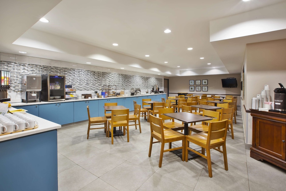 Country Inn and Suites By Radisson Big Rapids MI 26/30