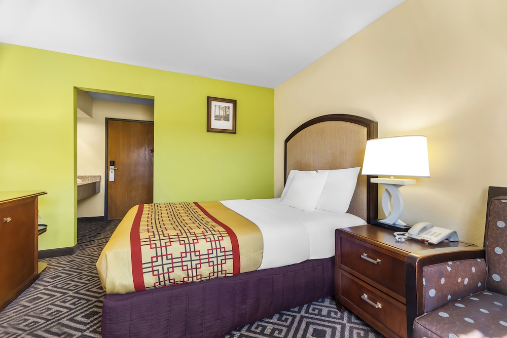 Travel Inn & Suites 22/50
