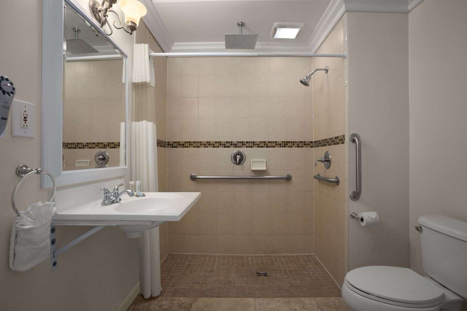 Quality Inn & Suites Santa Maria, CA 21/22