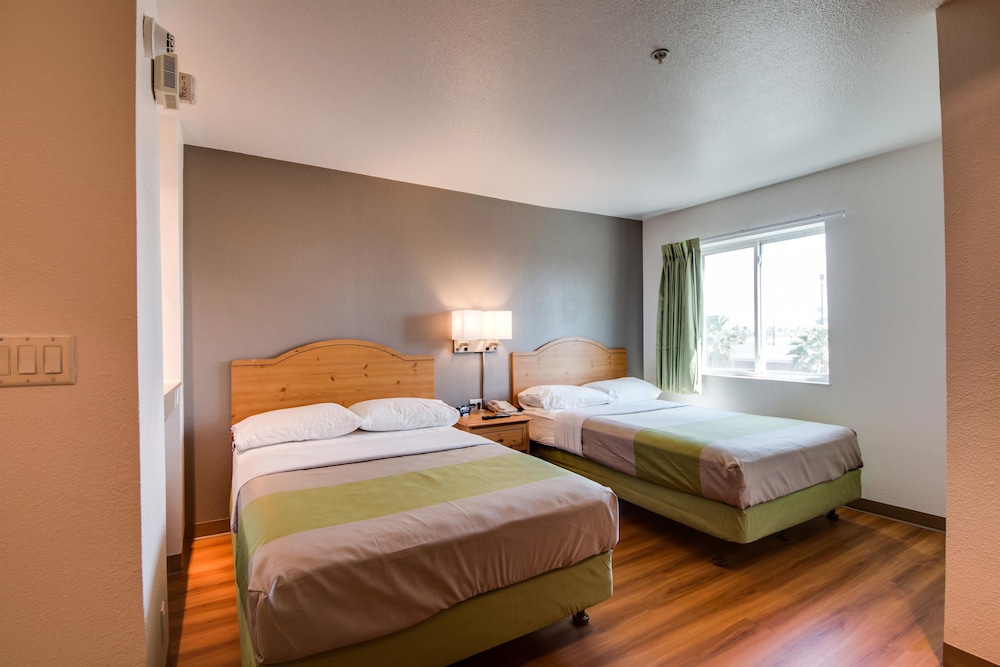 Motel6 Brownsville, TX 32/70