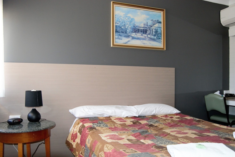 Civic Motor Inn Cowra 11/71