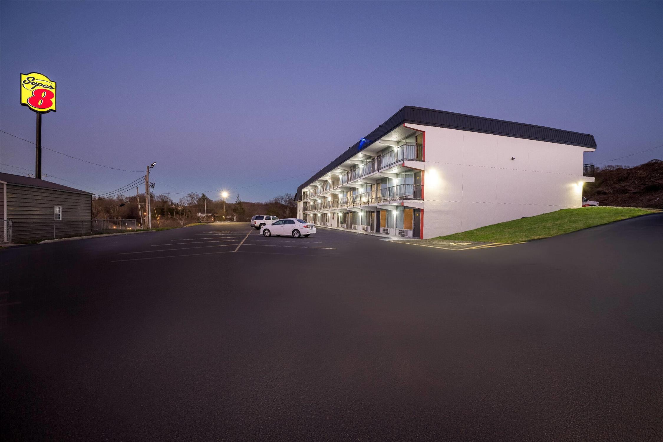 Super 8 By Wyndham Kingsport /I-81 3/28