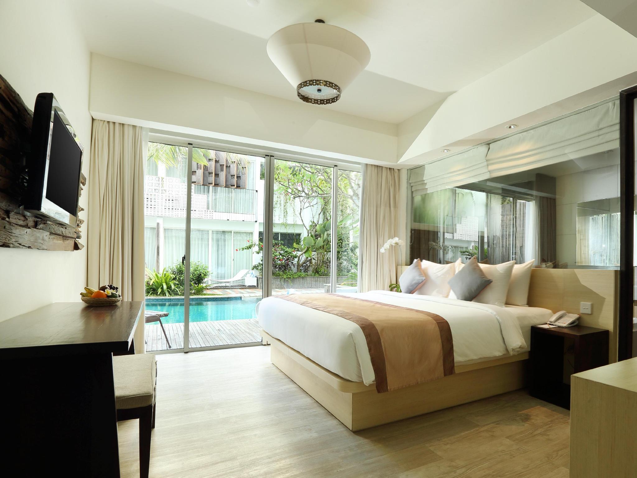 Grand, Deluxe, King Bed, Pool Access