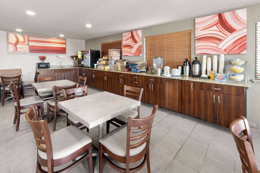 SYLO Hotel Denver Airport, a Ramada by Wyndham 40/57