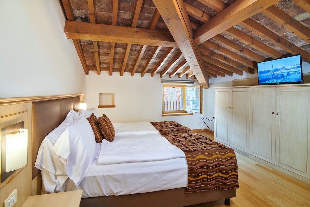 SUITE, ATTIC