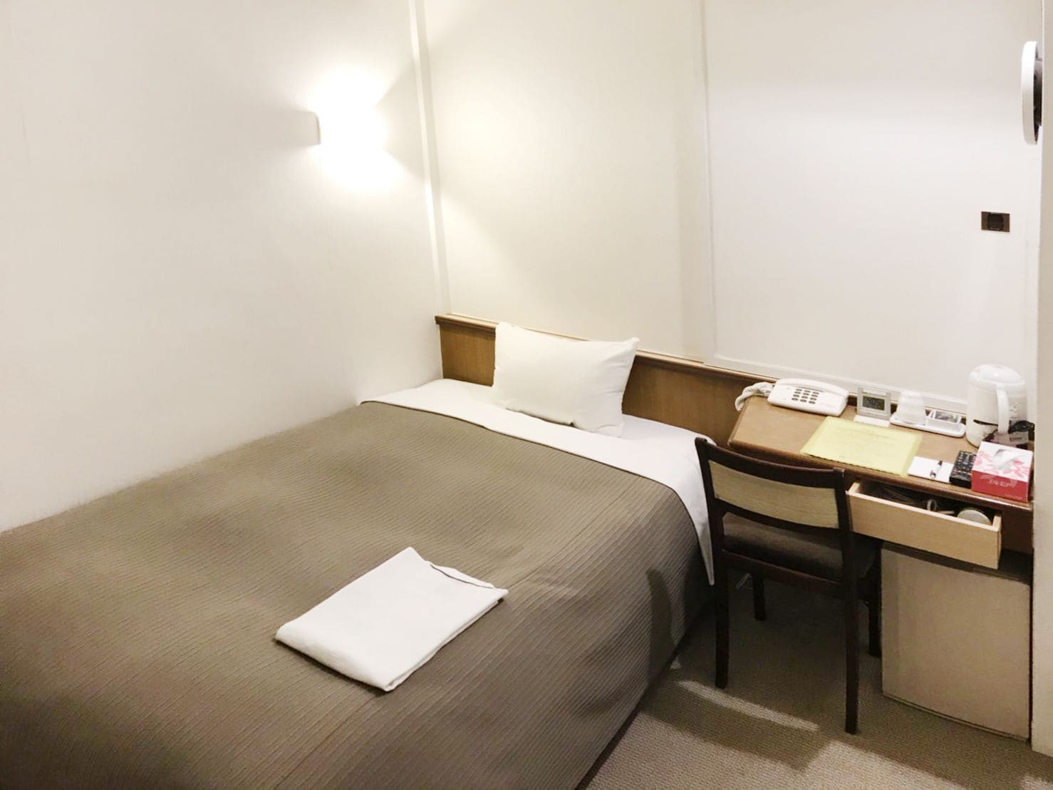 ROOM, SINGLE, SMOKING