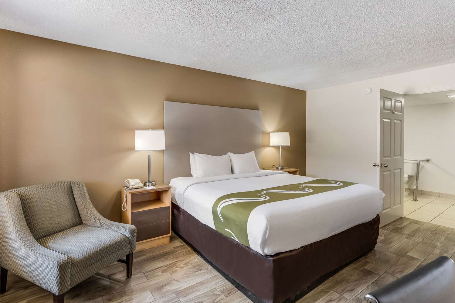 غرفة بسرير كينج لذوي الإعاقة، Quality Inn and Suites Hot Springs Lake Hamilton 2/4