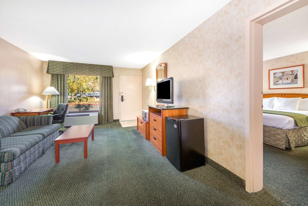 Days Inn & Suites By Wyndham Albuquerque North 15/30