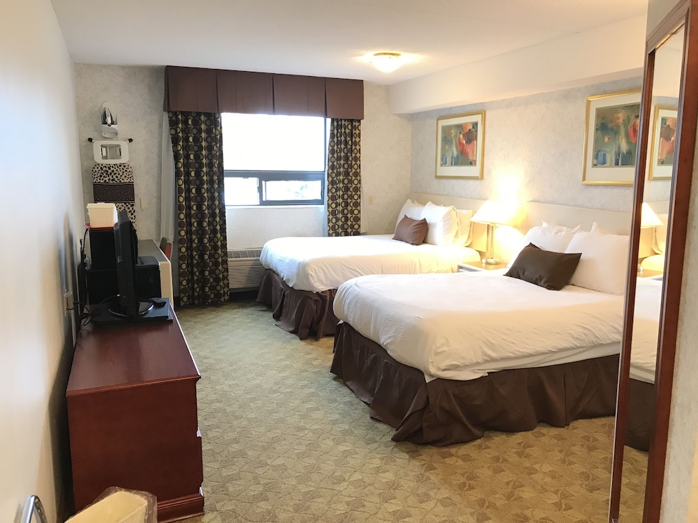 Lexington Inn & Suites Windsor 25/51