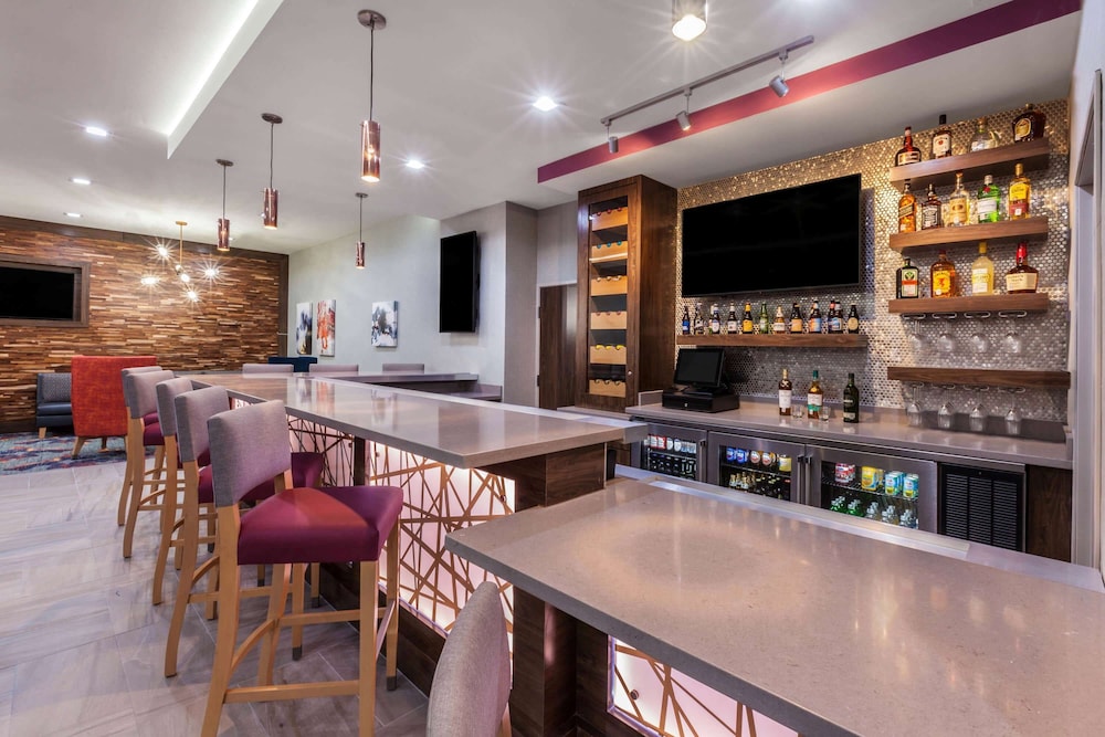 La Quinta Inn & Suites by Wyndham Houston East at Sheldon Rd 44/52
