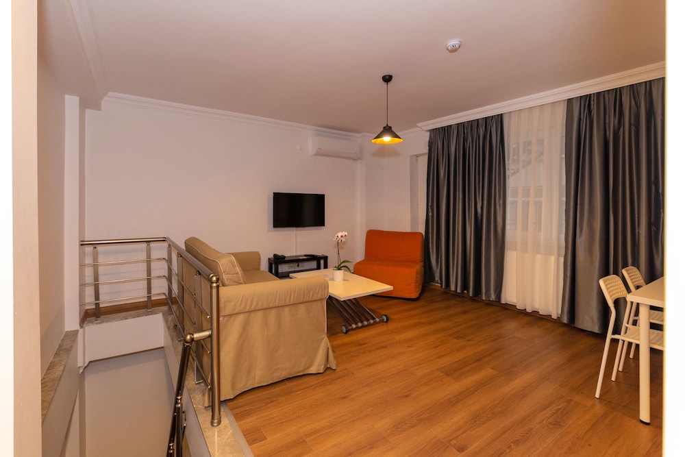 Joy Suites Hotel 61/69