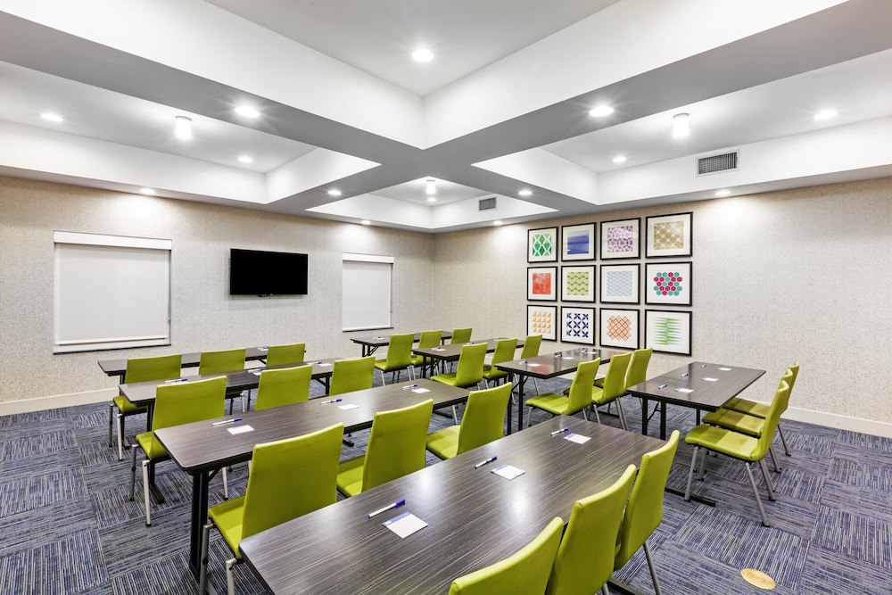 Holiday Inn Express & Suites Port Arthur Central-Mall Area 45/52