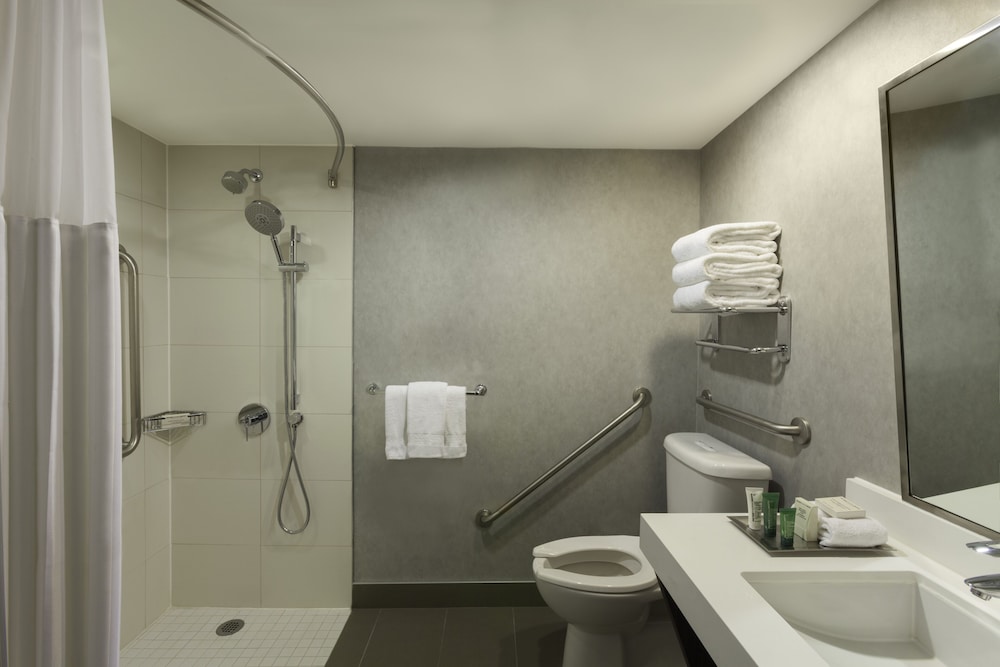 Hilton Toronto Airport Hotel & Suites 13/79