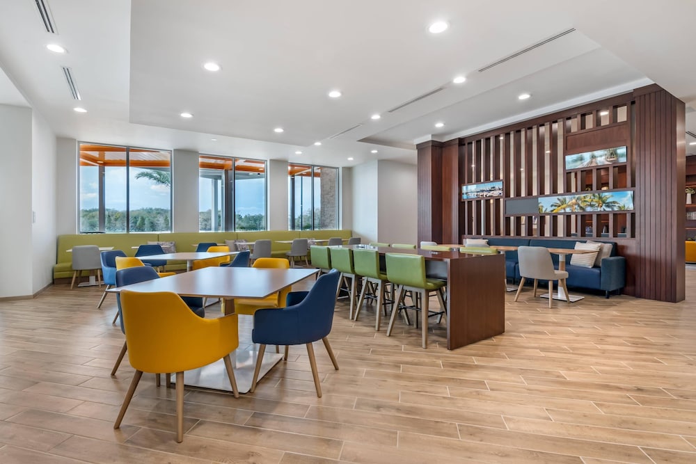 Comfort Inn & Suites Orlando Sanford Airport 37/54